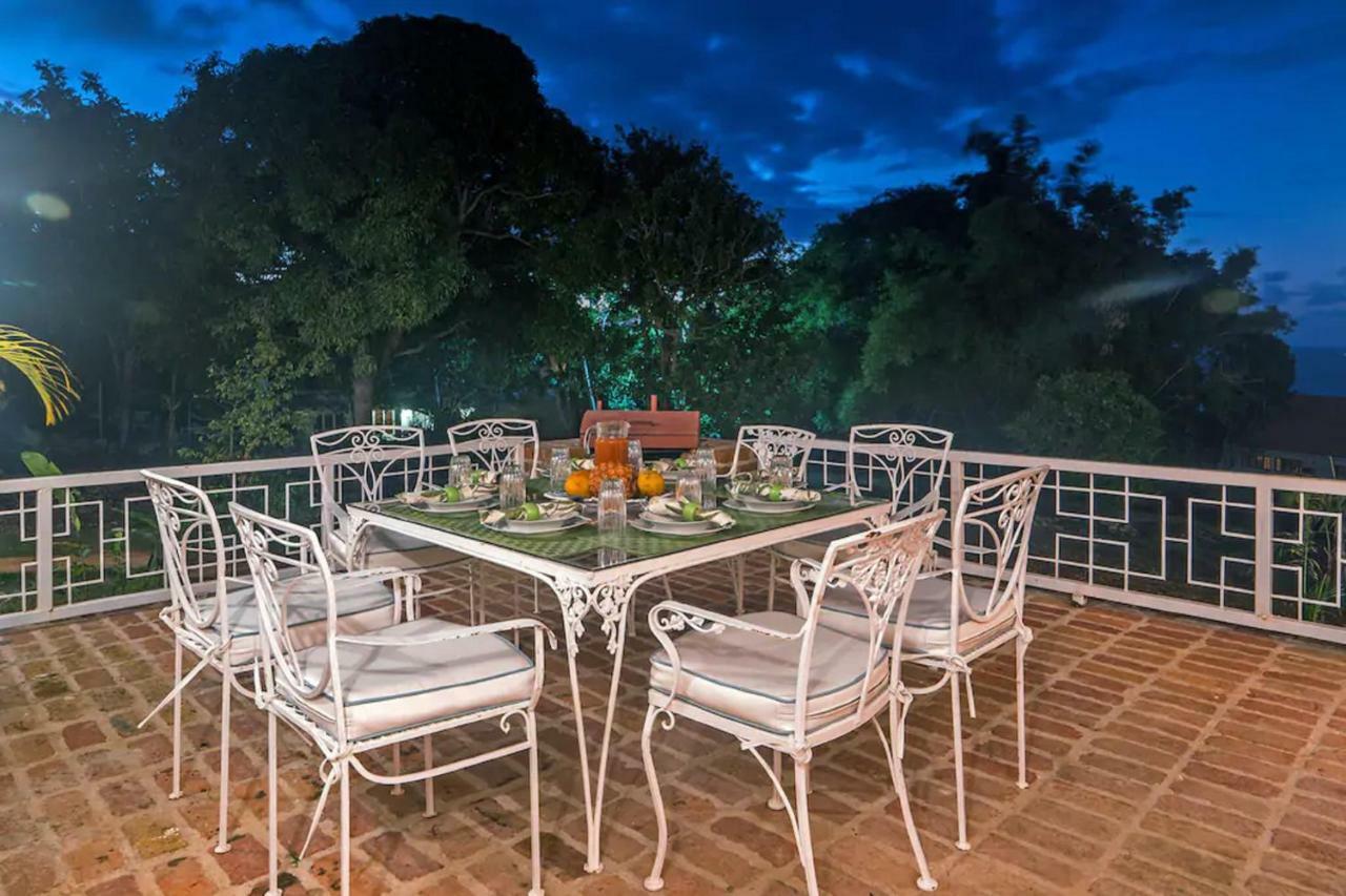 Magnificent 5-bedroom Estate Villa, Sleeps 12 Villa *