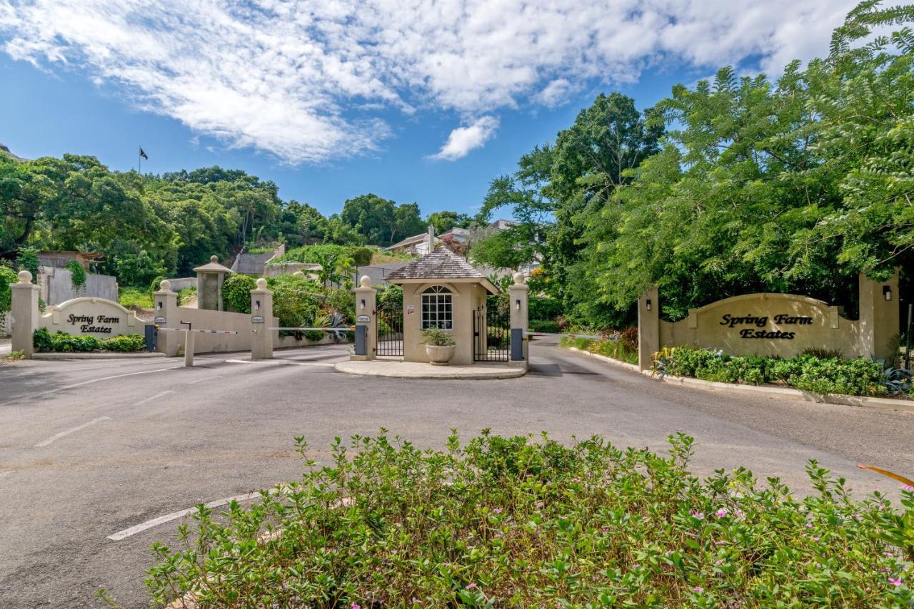 Magnificent 5-bedroom Estate Villa, Sleeps 12 Villa