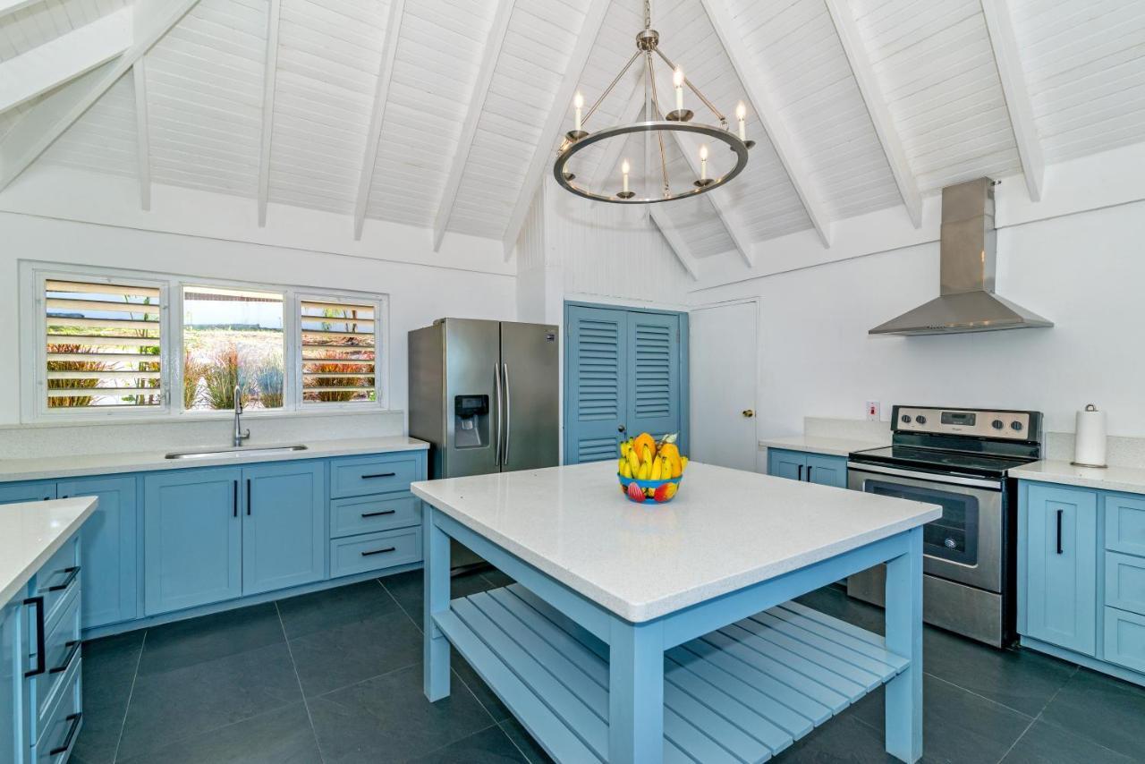 Magnificent 5-bedroom Estate Villa, Sleeps 12 Villa