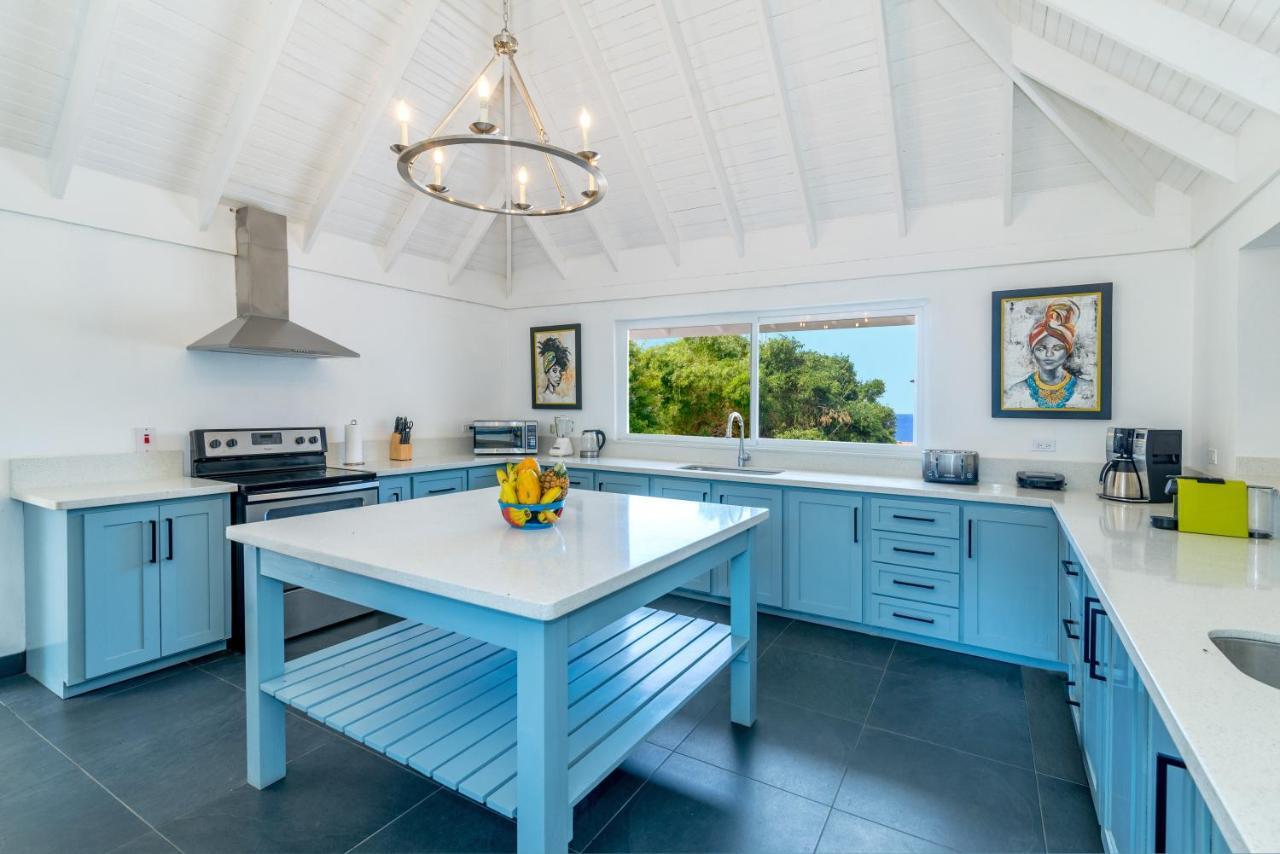 Magnificent 5-bedroom Estate Villa, Sleeps 12 Villa