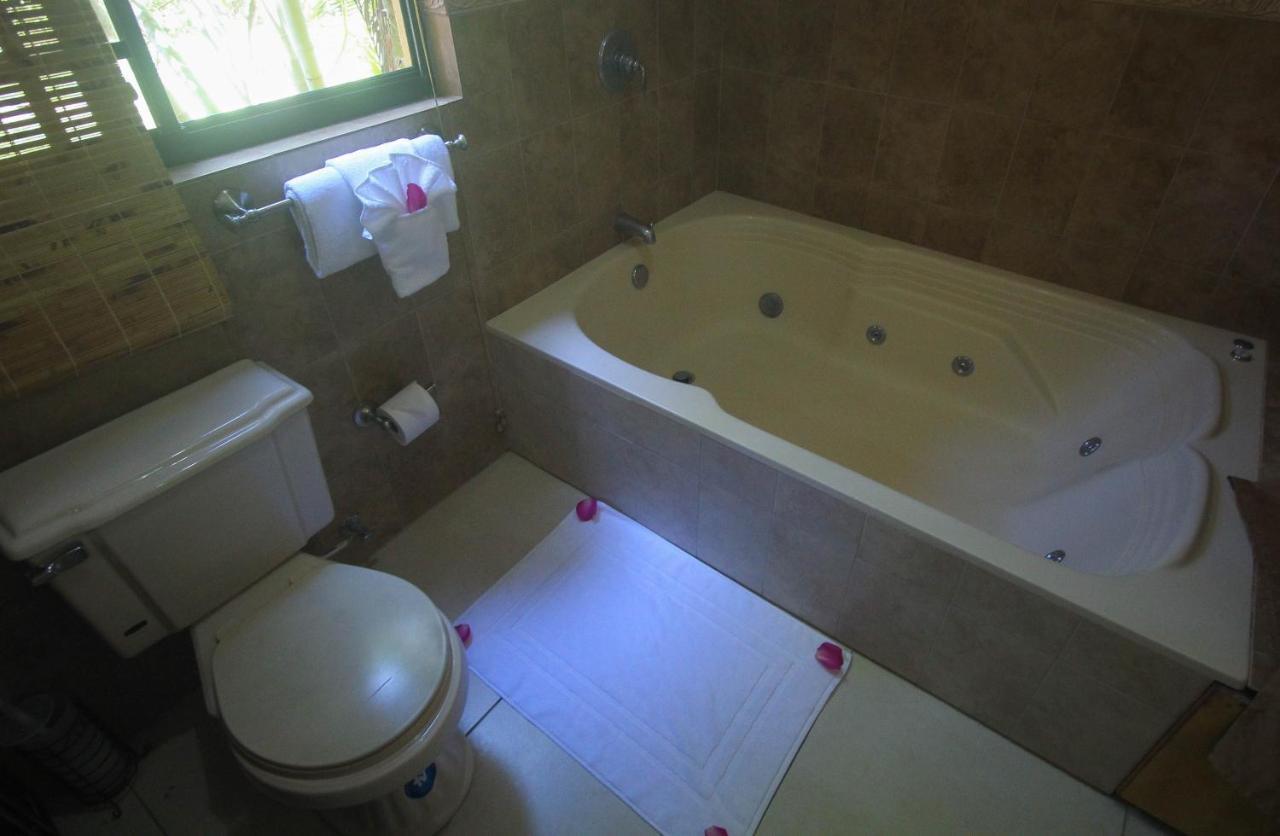 Luxury 10 Bedroom Villa-millbrooks Villa
