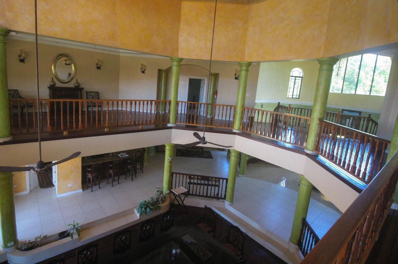 Luxury 10 Bedroom Villa-millbrooks Villa