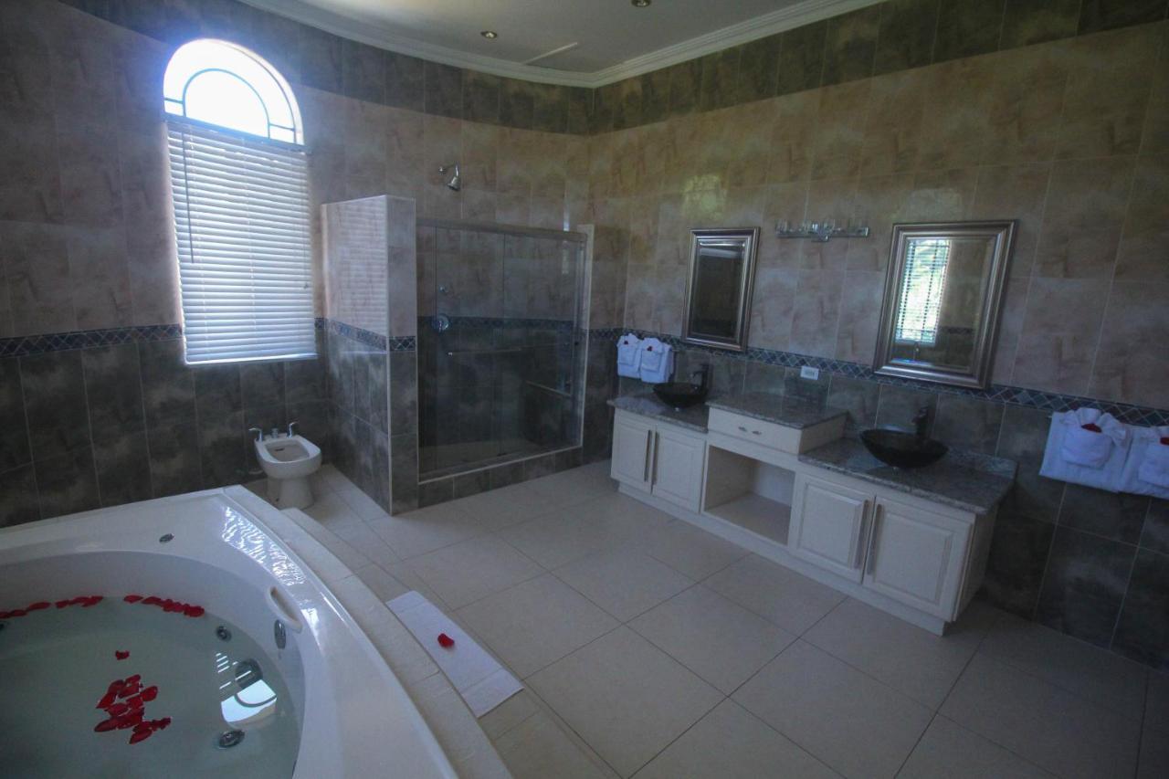 Luxury 10 Bedroom Villa-millbrooks *