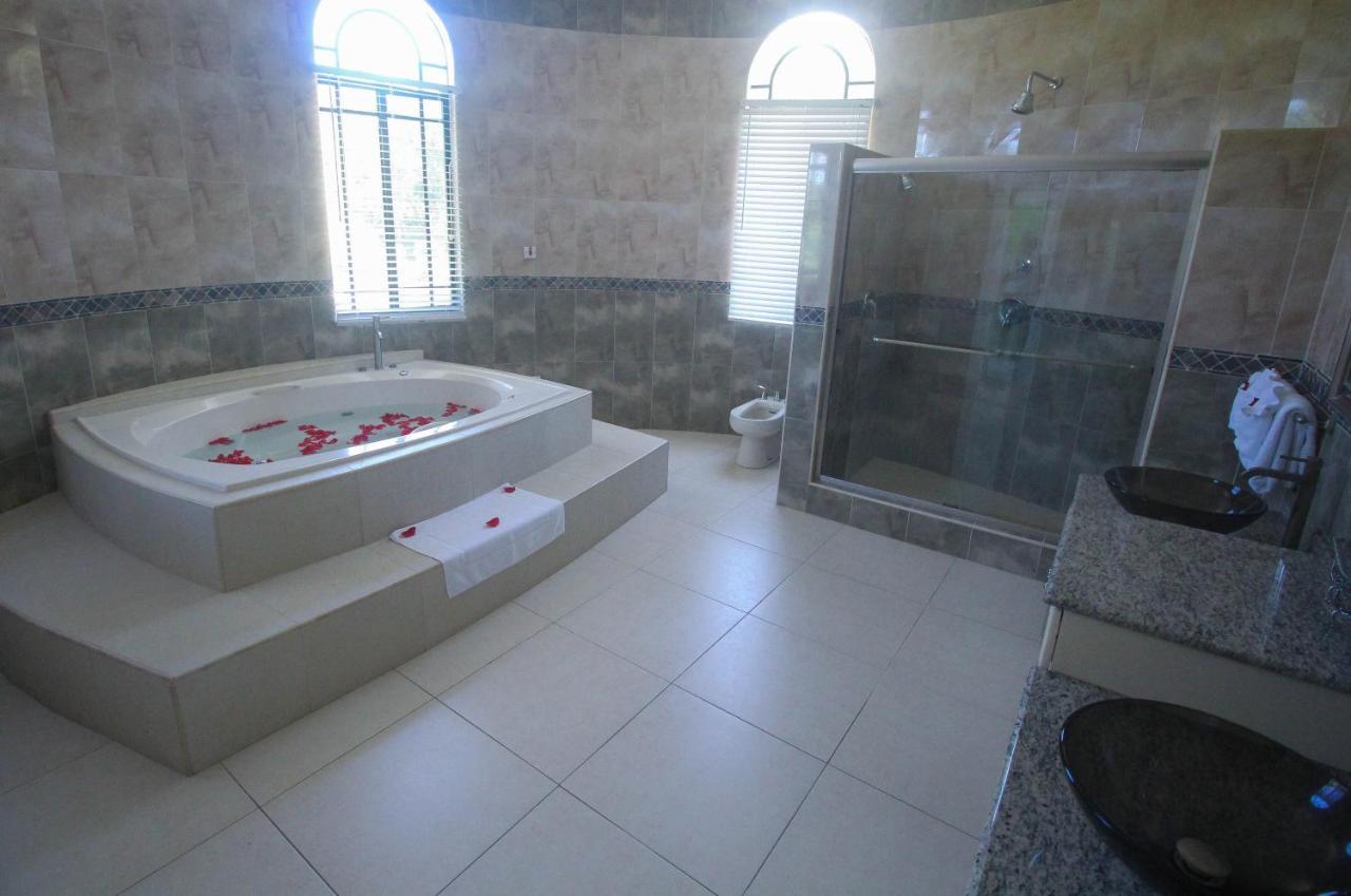 Villa Luxury 10 Bedroom Villa-millbrooks *