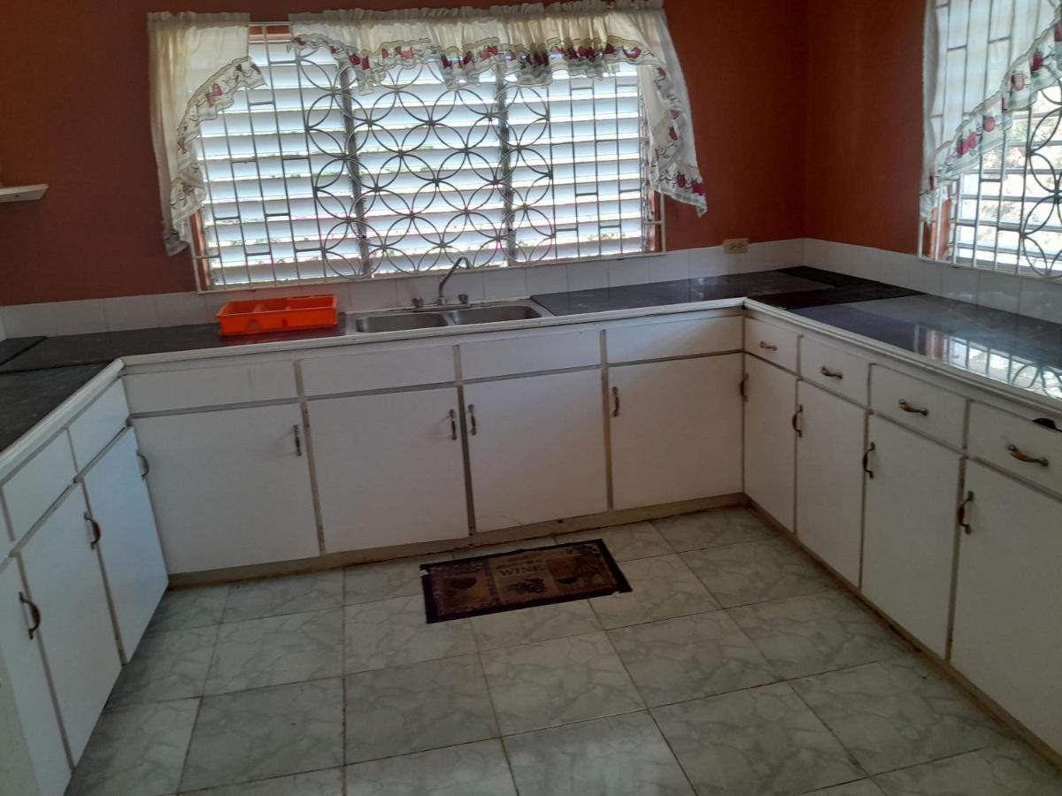 Villa Chinnor-kent Ave *