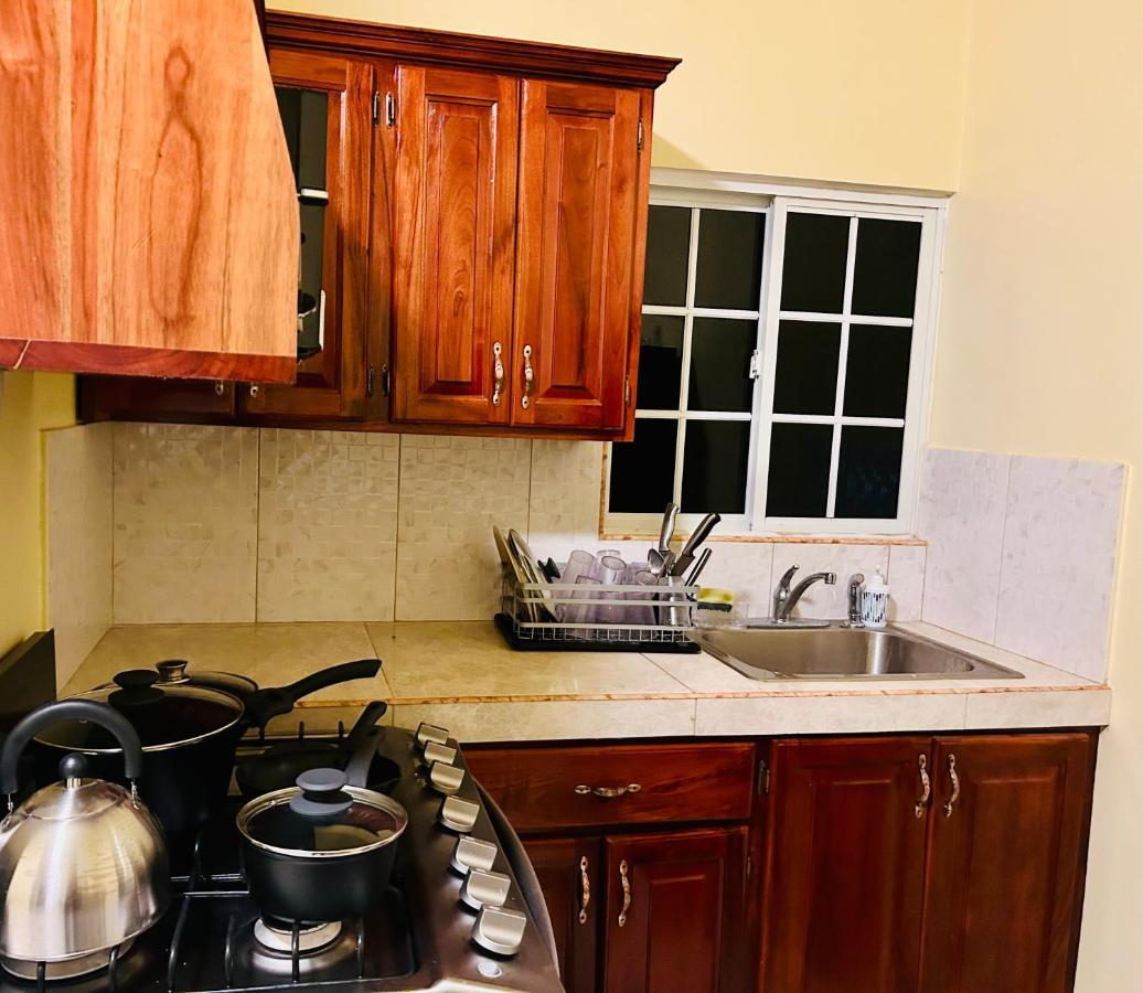 The Rest Stop-b- 15 Min From Airport/24hrs Security Apartment *