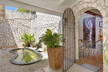 Hospitality Expert Madonna Tour Pool Bar Pensão Montego Bay