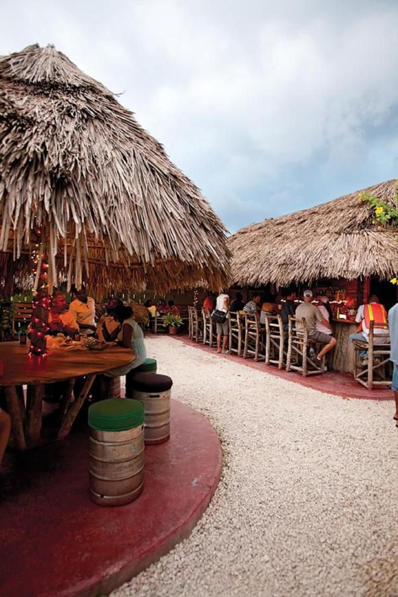 Inn Hospitality Expert Bts 7 - Pool & Bar Montego Bay