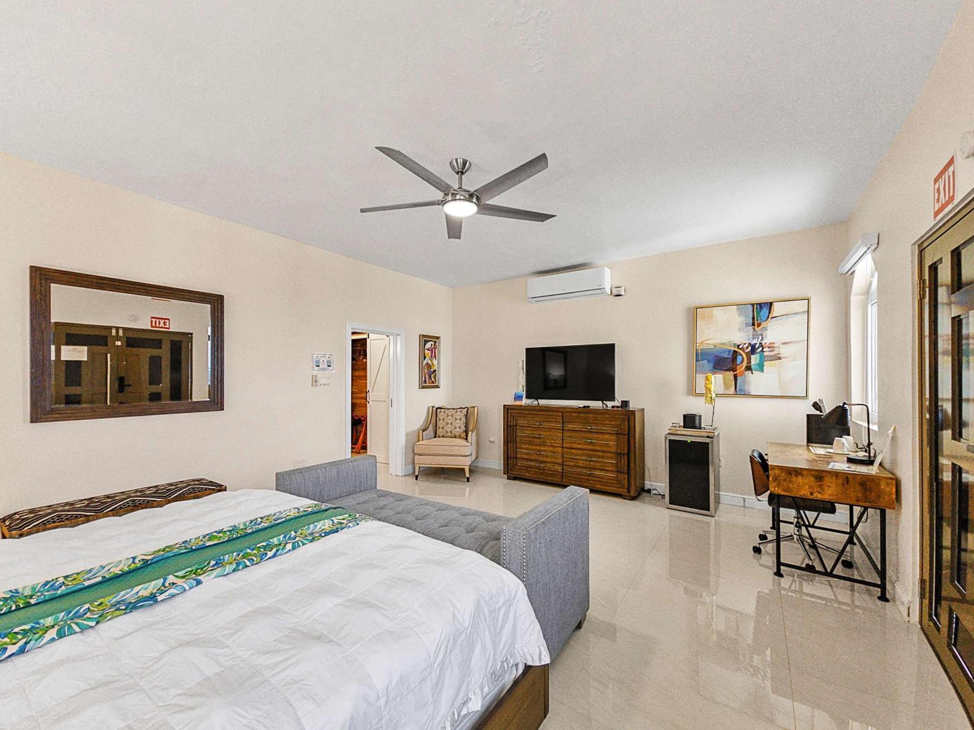 Hospitality Expert Bts 7 - Pool & Bar Inn Montego Bay