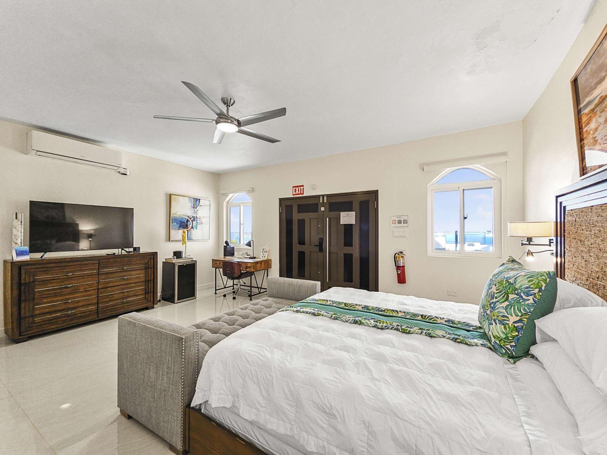 Hospitality Expert Bts 7 - Pool & Bar Inn Montego Bay