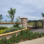 Hillside Sunrise, 2 Bed 2 Bath In Gated Community, Close To Beach, Food, Clubs & Shopping Free Parking, Free Wi-Fi