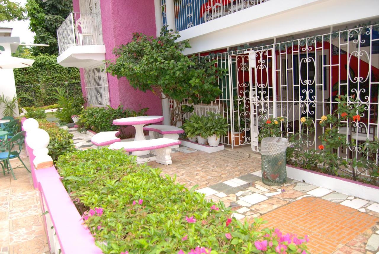 Pink Hibiscus Pousada