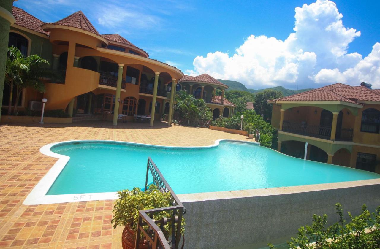 Luxury 10 Bedroom Villa-millbrooks Villa *