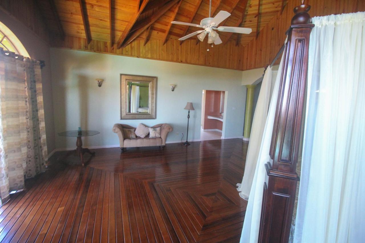 Luxury 10 Bedroom Villa-millbrooks Villa *