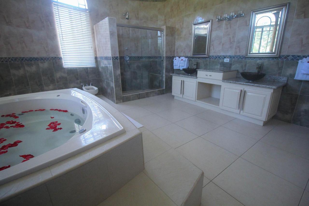 Luxury 10 Bedroom Villa-millbrooks Villa