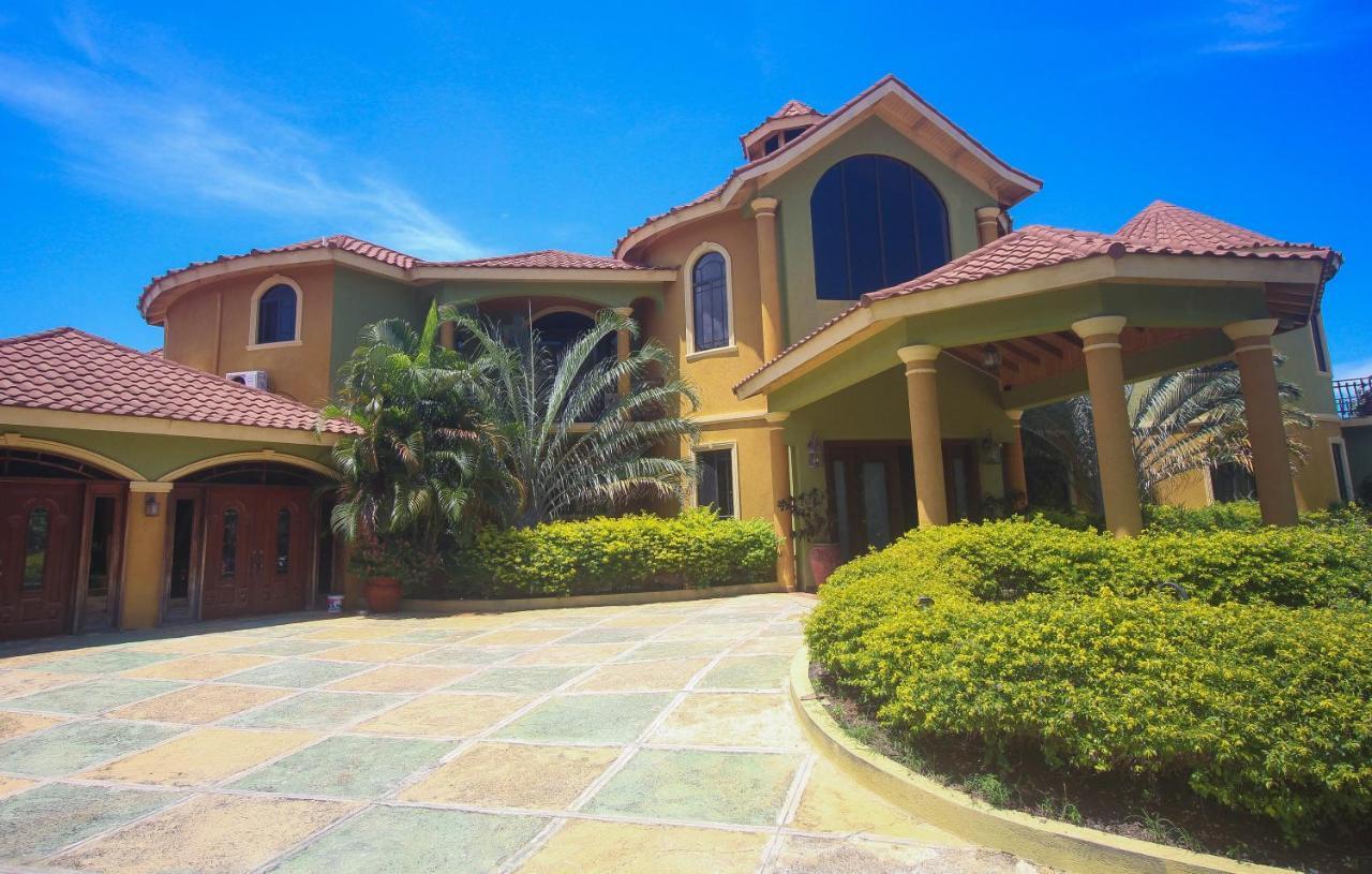 Luxury 10 Bedroom Villa-millbrooks Villa