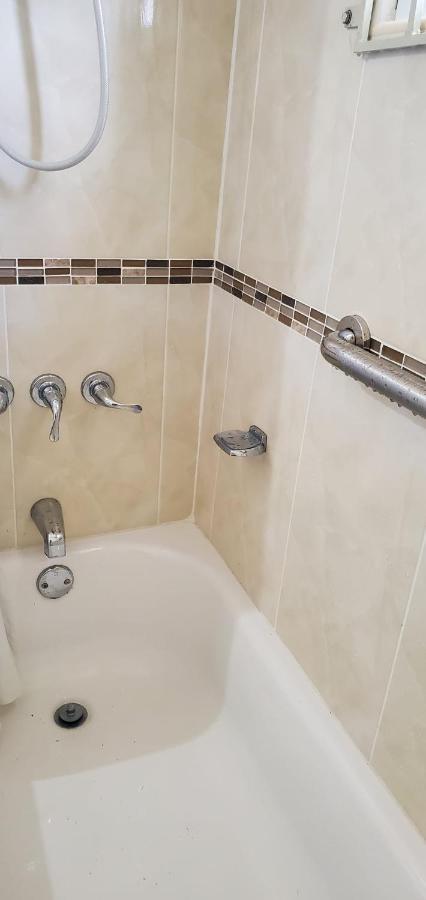 Hillside Sunrise: Gated Beachside Retreat With 2 Bed/bath Casa de férias Montego Bay