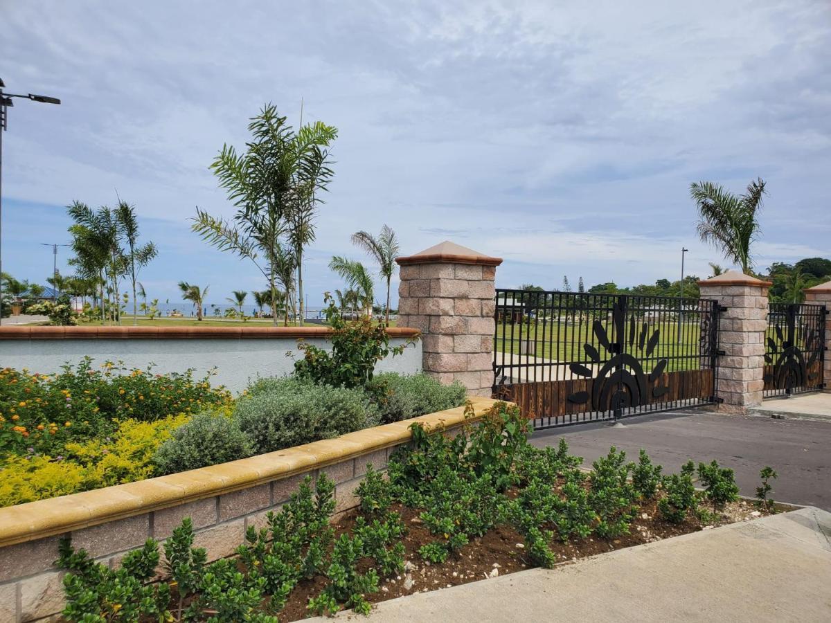 Hillside Sunrise: Gated Beachside Retreat With 2 Bed/bath Casa de férias *