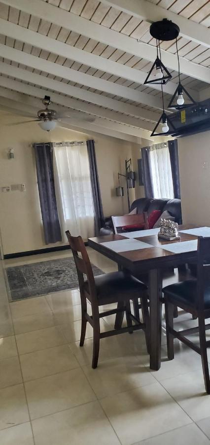 Hillside Sunrise: Gated Beachside Retreat With 2 Bed/bath Casa de férias *