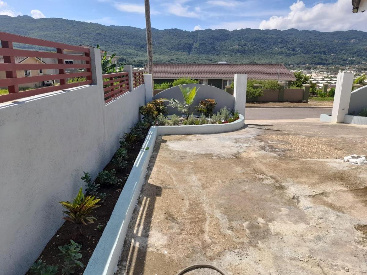 Hillside Sunrise: Gated Beachside Retreat With 2 Bed/bath Casa de férias