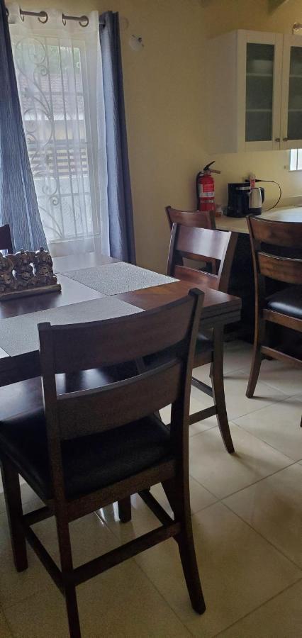 Casa de férias Hillside Sunrise: Gated Beachside Retreat With 2 Bed/bath