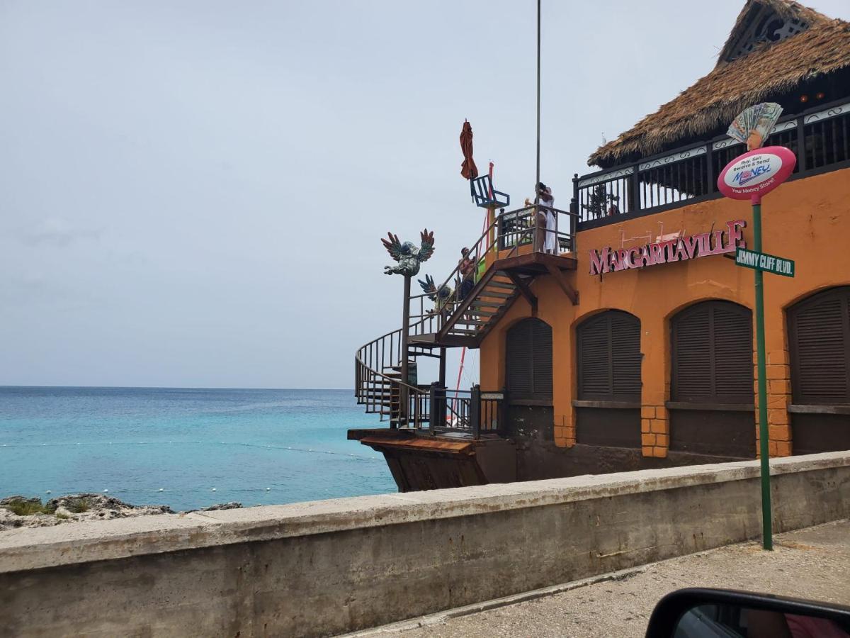 Casa de férias Hillside Sunrise: Gated Beachside Retreat With 2 Bed/bath *