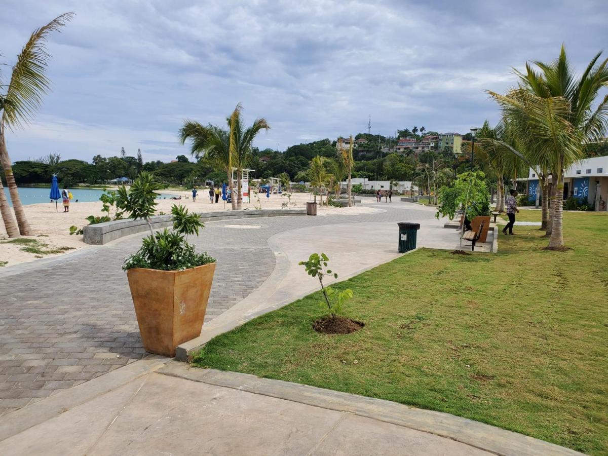 Hillside Sunrise: Gated Beachside Retreat With 2 Bed/bath Casa de férias