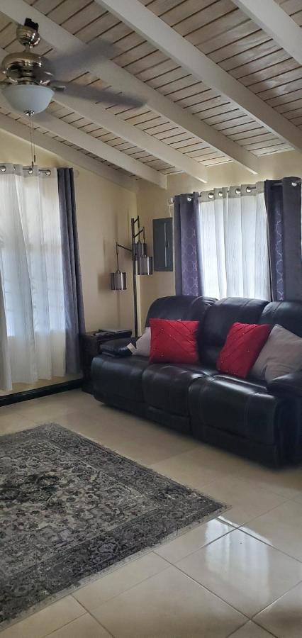 Casa de férias Hillside Sunrise: Gated Beachside Retreat With 2 Bed/bath Montego Bay