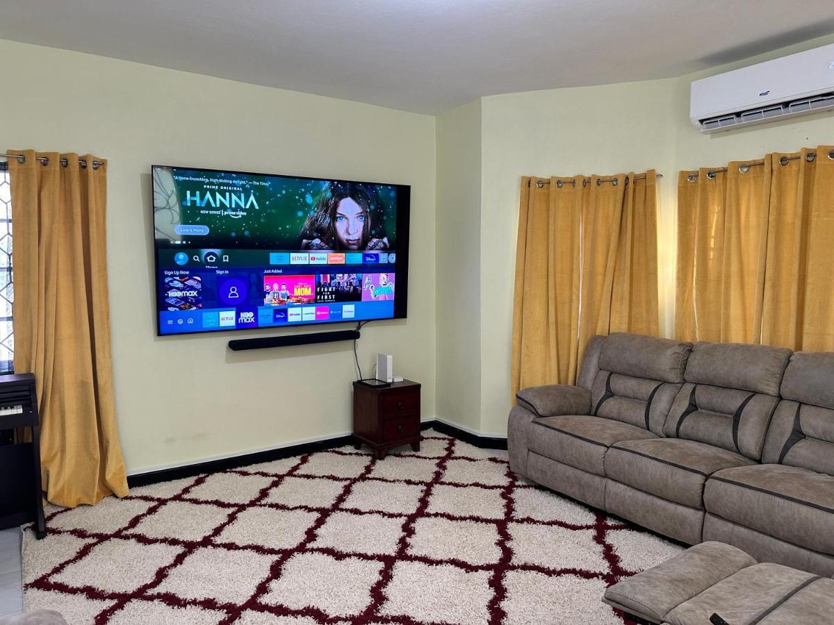 A Luxurious 4-bedroom Private With Games Room, Theatre & Modern Art Villa Montego Bay