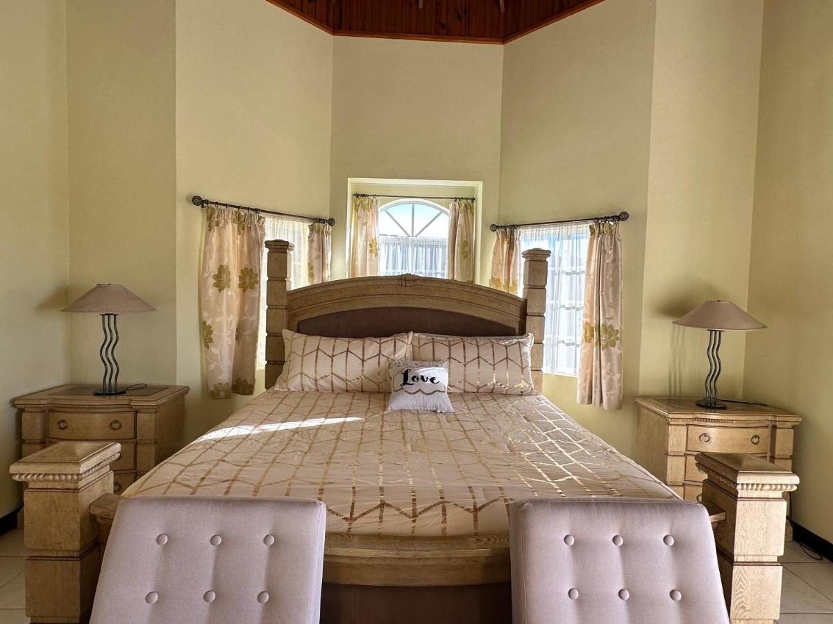 Villa A Luxurious 4-bedroom Private With Games Room, Theatre & Modern Art *