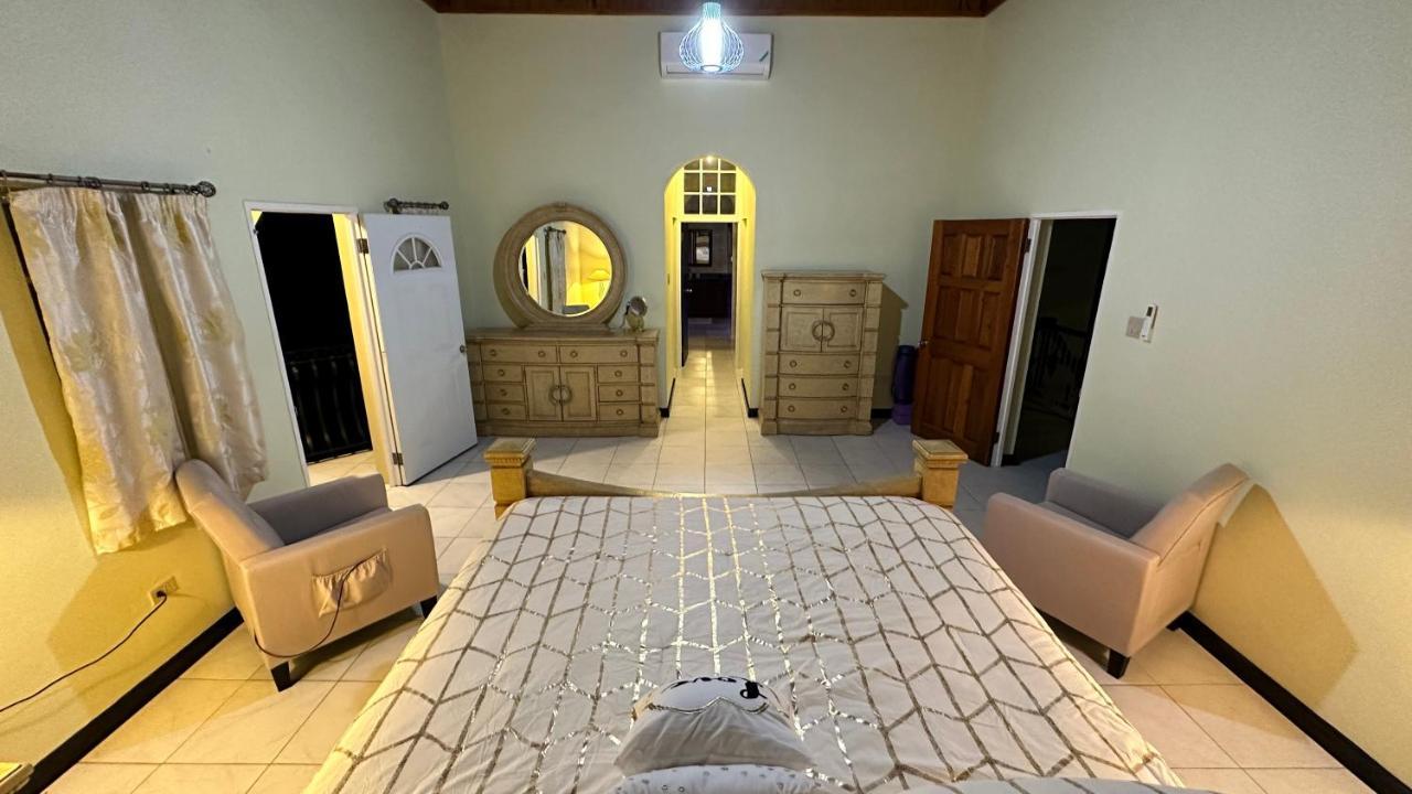 Villa A Luxurious 4-bedroom Private With Games Room, Theatre & Modern Art