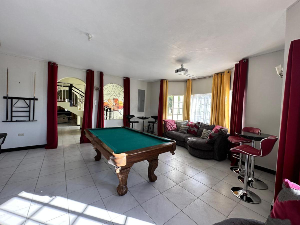 Villa A Luxurious 4-bedroom Private With Games Room, Theatre & Modern Art