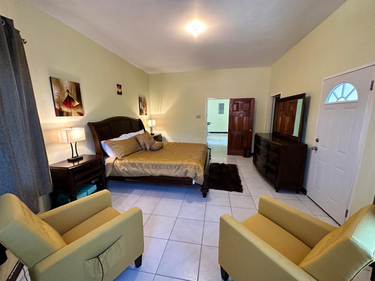 Villa A Luxurious 4-bedroom Private With Games Room, Theatre & Modern Art