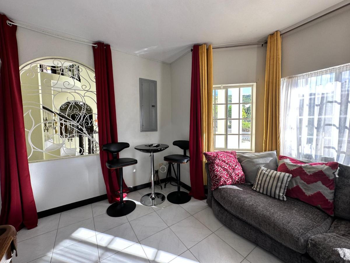 A Luxurious 4-bedroom Private With Games Room, Theatre & Modern Art Villa *