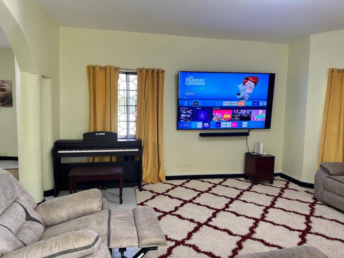 A Luxurious 4-bedroom Private With Games Room, Theatre & Modern Art Villa