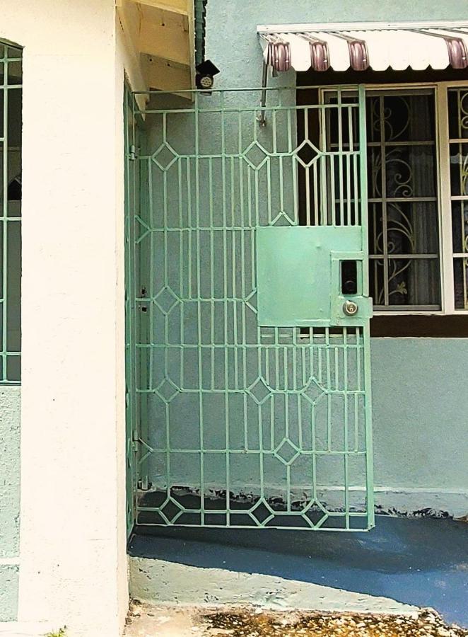 Hillside Sunrise: Gated Beachside Retreat With 2 Bed/bath Casa de férias *
