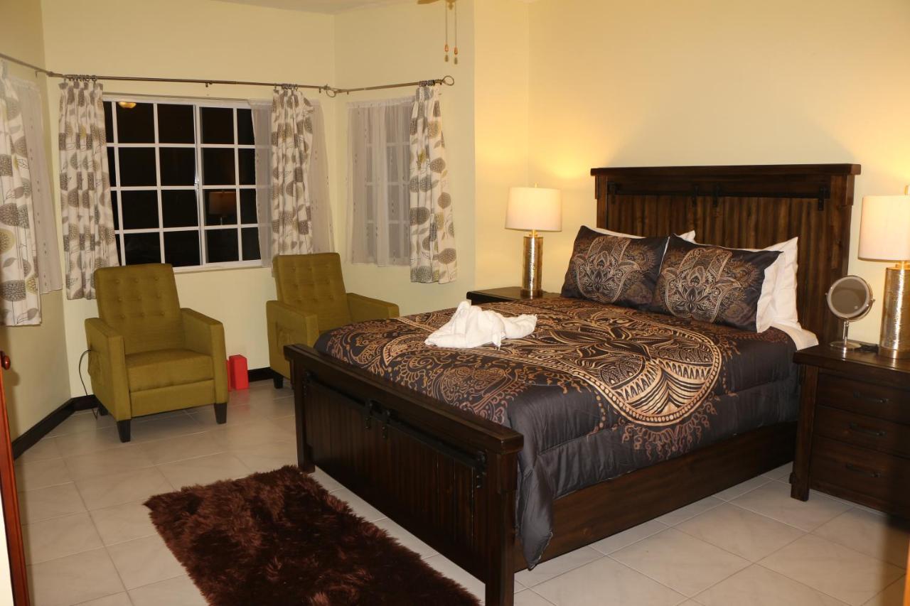 A Luxurious 4-bedroom Private With Games Room, Theatre & Modern Art Montego Bay