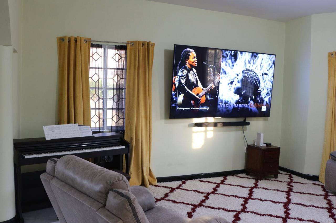 Villa A Luxurious 4-bedroom Private With Games Room, Theatre & Modern Art *