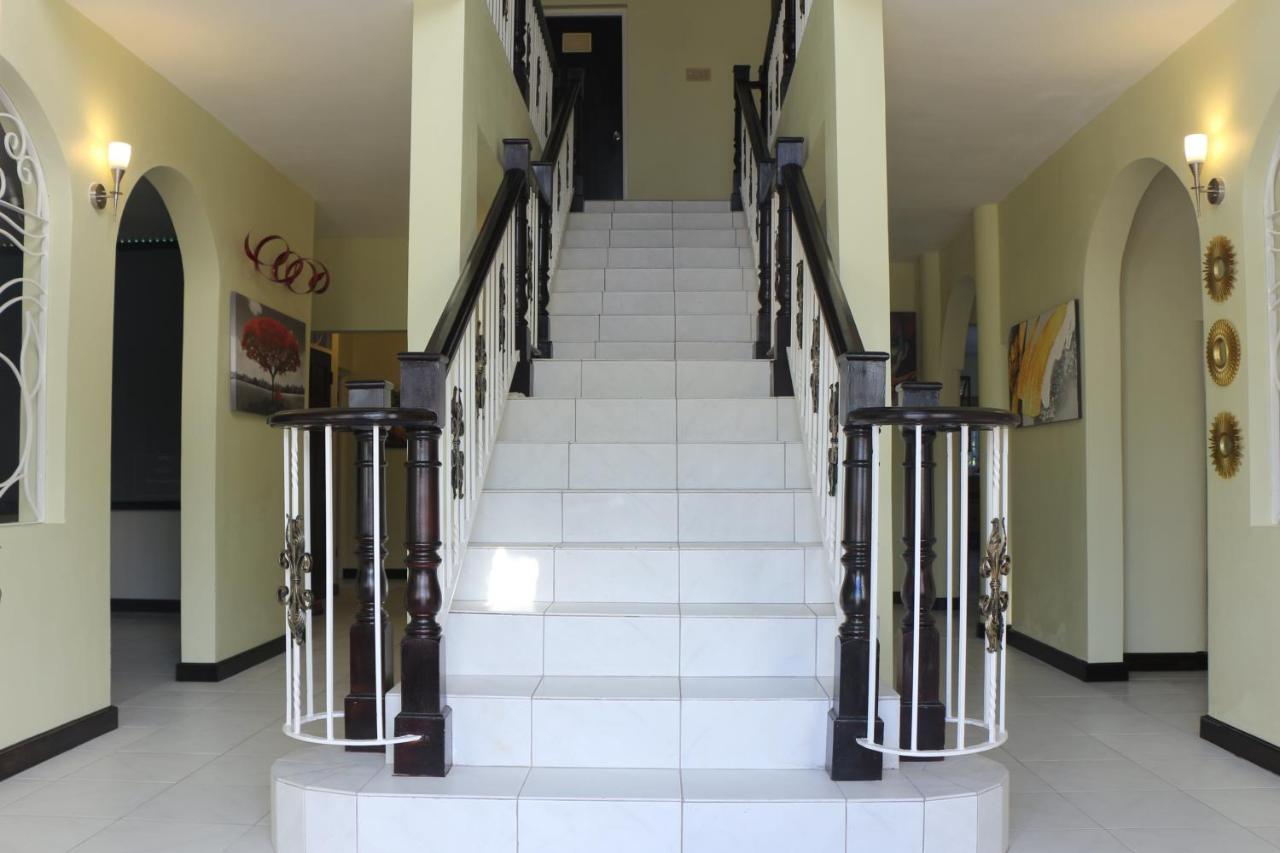 A Luxurious 4-bedroom Private With Games Room, Theatre & Modern Art * Montego Bay