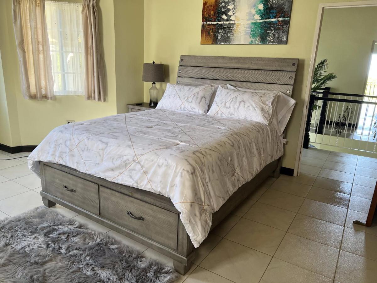 A Luxurious 4-bedroom Private With Games Room, Theatre & Modern Art Villa *