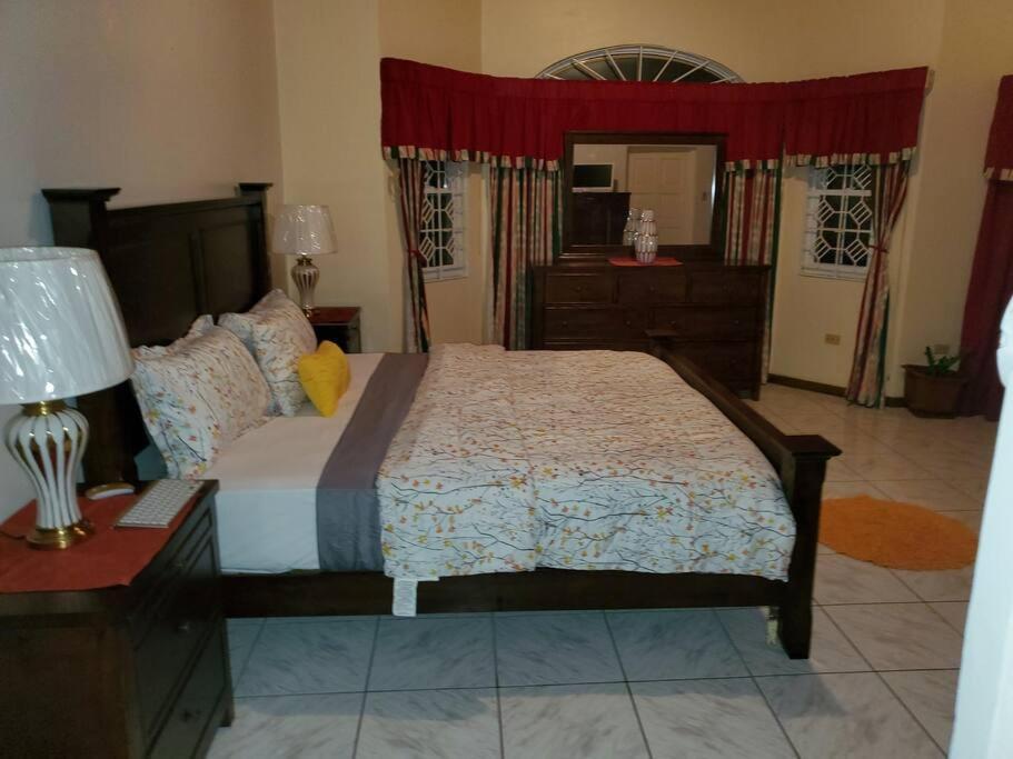 Pousada Prestige At Westgate Hills-4 Bedrooms With Dry Bar Montego Bay