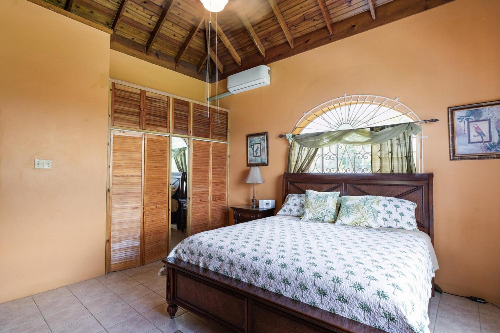 Yanceylargo-6br Two-story Estate With Mountain Views Villa