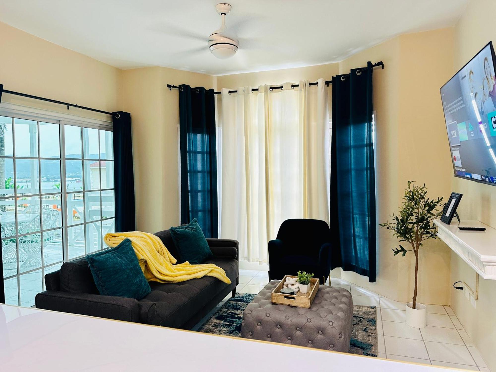 Falcon Oceanview 2br Condo-airport Transportation Available-24-7security Apartment