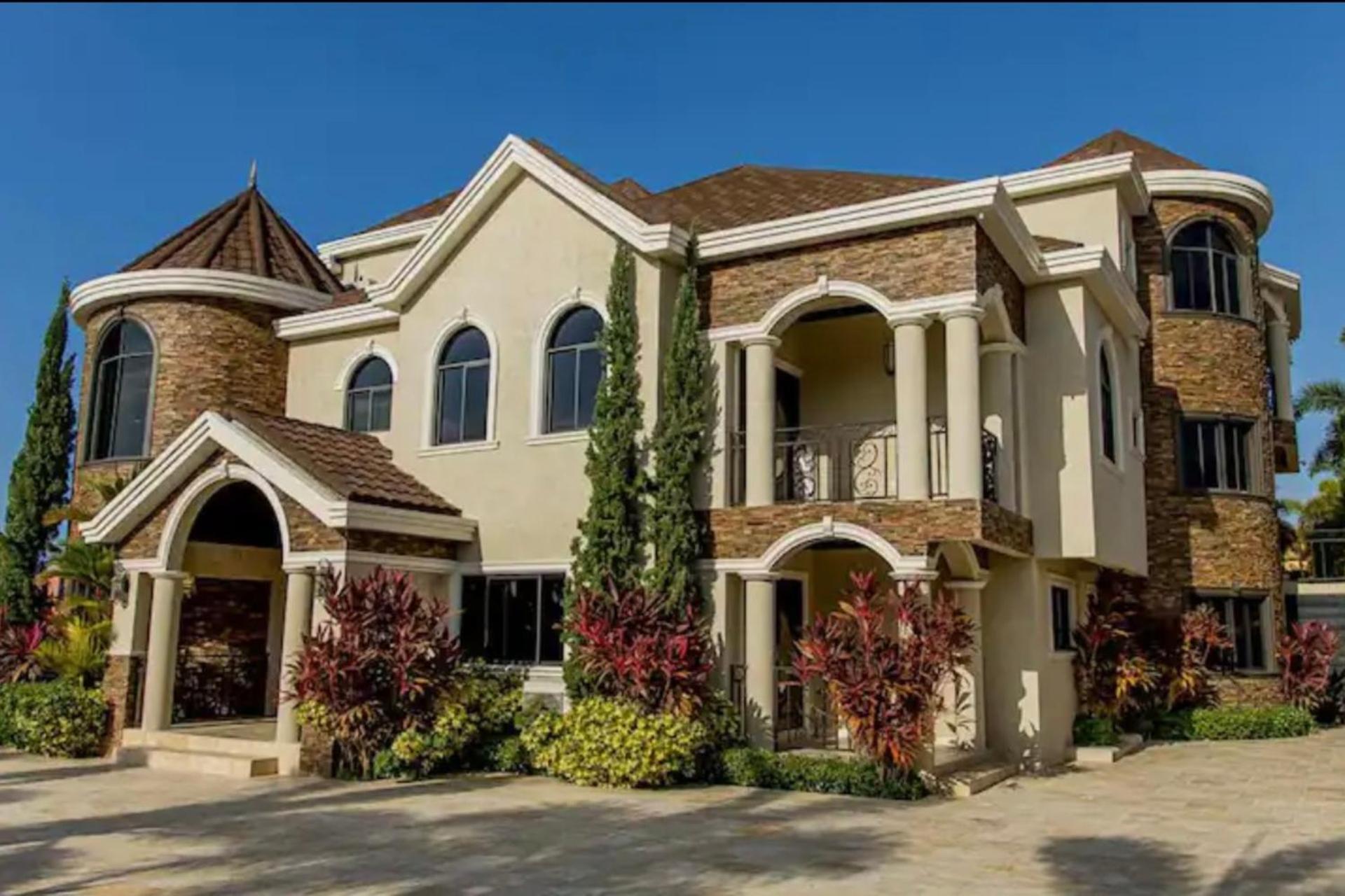 Furnished In Jamaica Lodge *