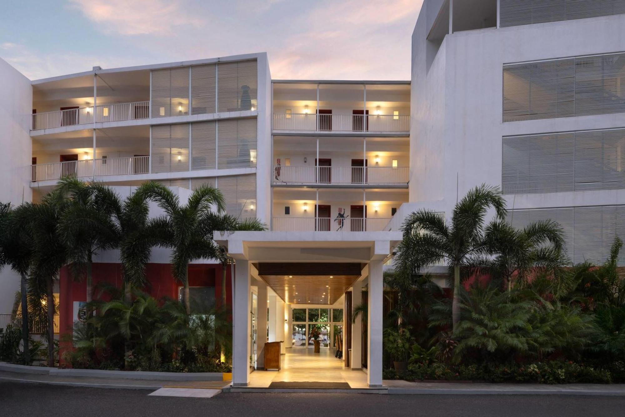 Grand Decameron Cornwall Beach, A Trademark All-Inclusive Resort 4*