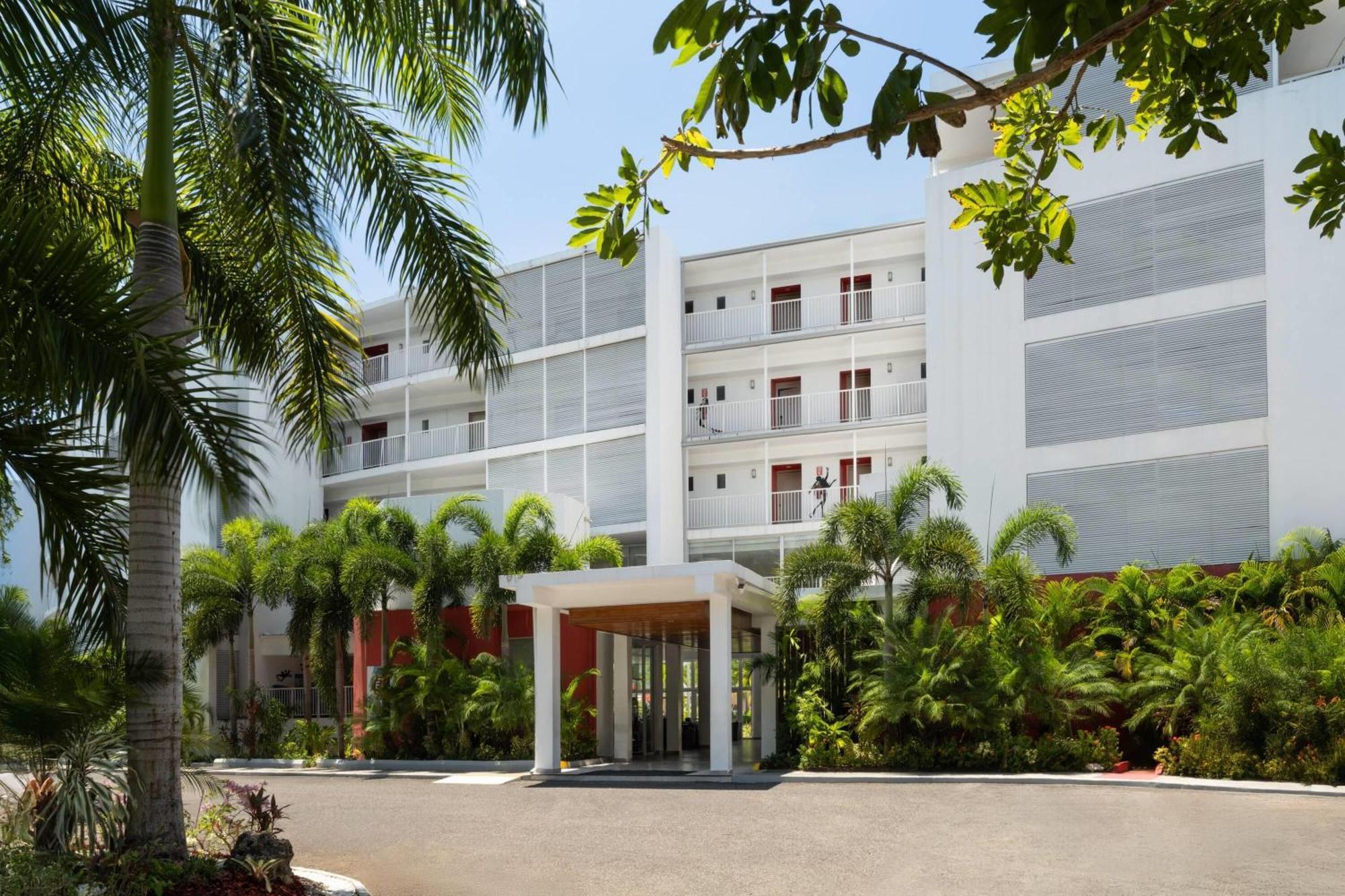 Grand Decameron Cornwall Beach, A Trademark All-Inclusive Resort 4*