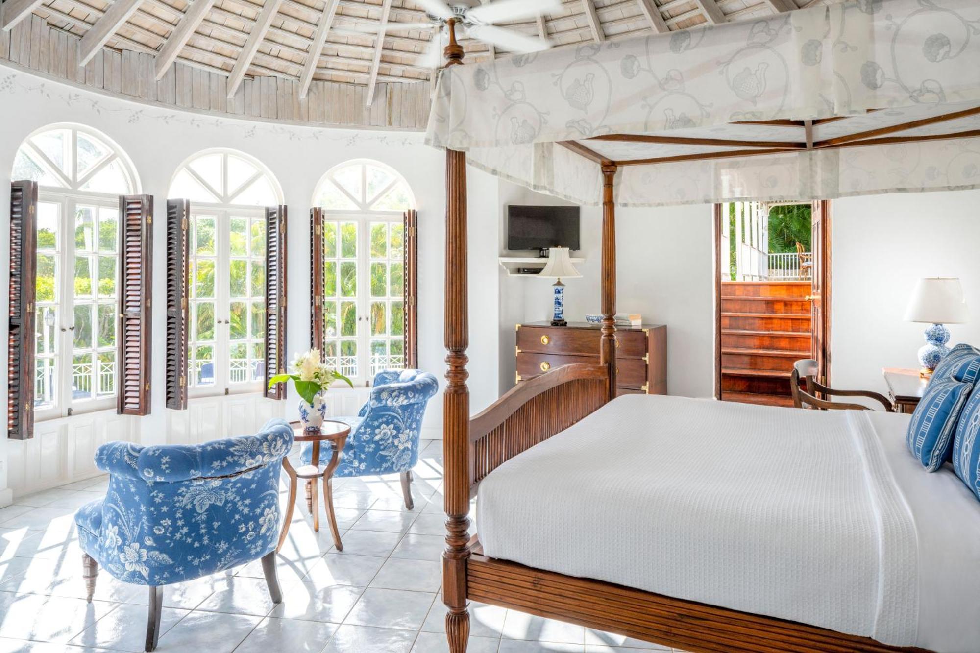Round Hill & Resort
