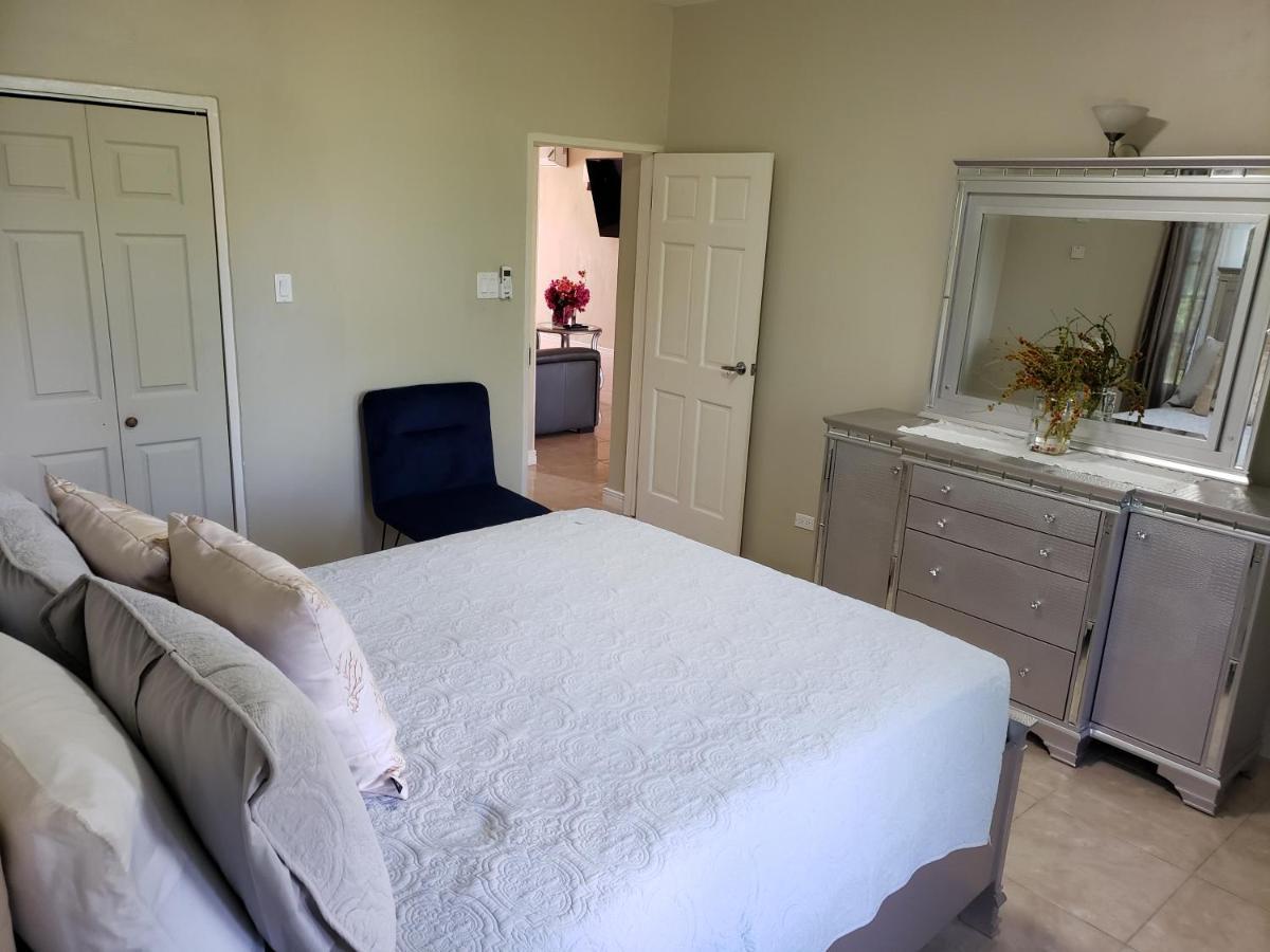 Coral Gardens Apartment *